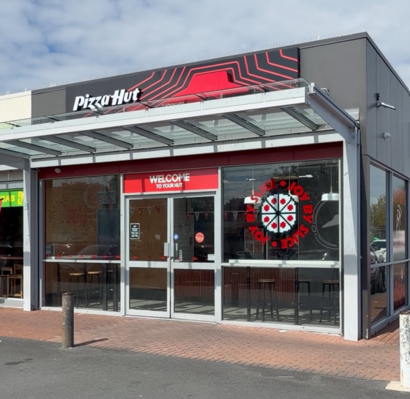 Pizzahutcentralmallrotorua External Lightbox Sign at Pizza Hut Rotorua Central Mall installed by StarSign